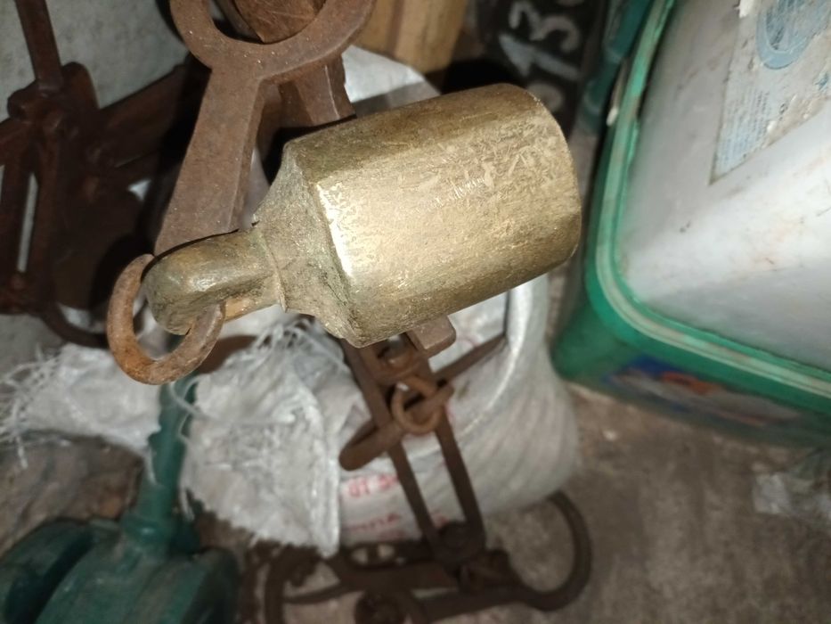 голям кантар работещ тегли до 100 килограма .