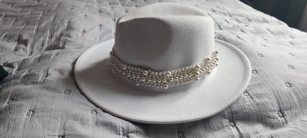 Pălărie alba cu accesorii detașabile