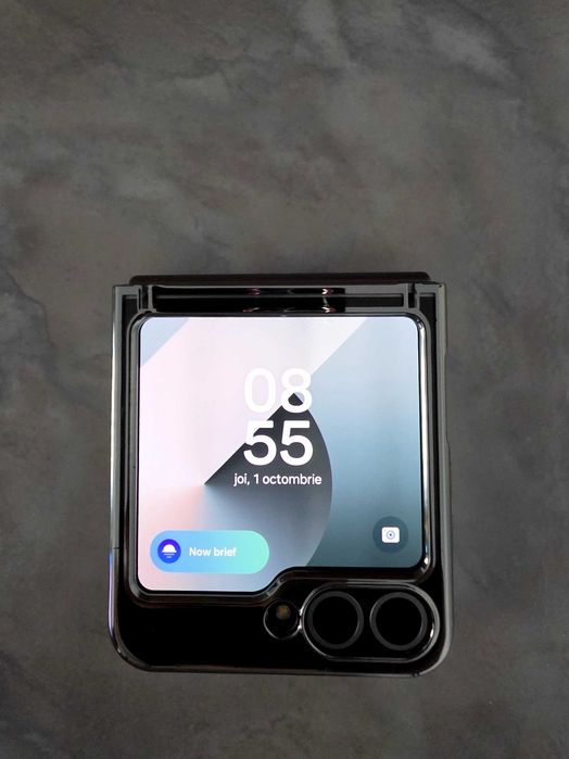 Vând telefon Samsung  Galaxy Z Flip 6 argintiu , 256 Gb , folosit , în stare foarte bună ,plus căști Samsung Galaxy Buds FE inclus.
