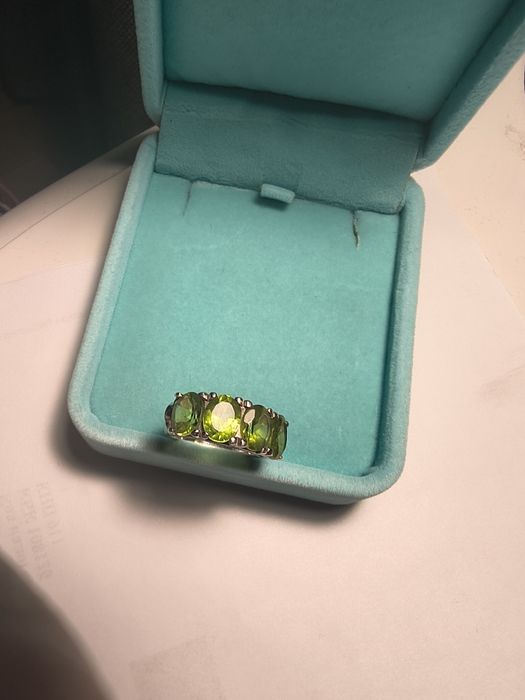 Серьги и кольцо с хризолитом