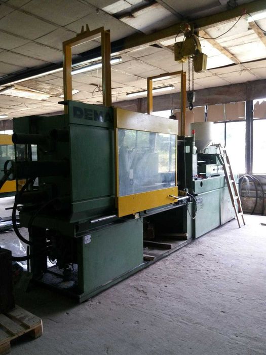 Немска шприц машина за пластмаси DEMA / 350 тона  / 1500 г детайли  – работеща