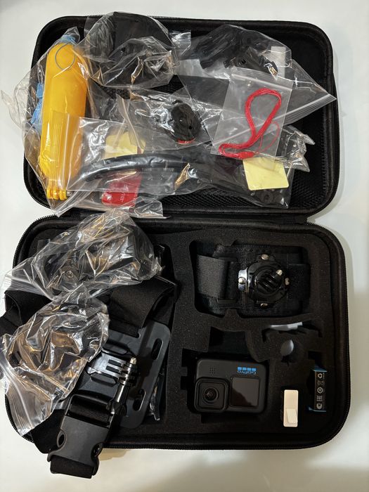 GoPro Hero 10 Black + multe accesorii + hard case