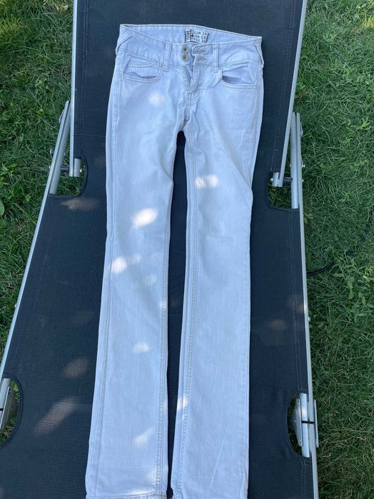 Blugi la modă ZARA, diverse culori, 59 de lei/pereche