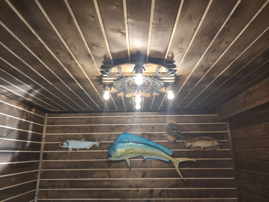 Ръчна изработка на битово осветление от дъно на дъбово буре.