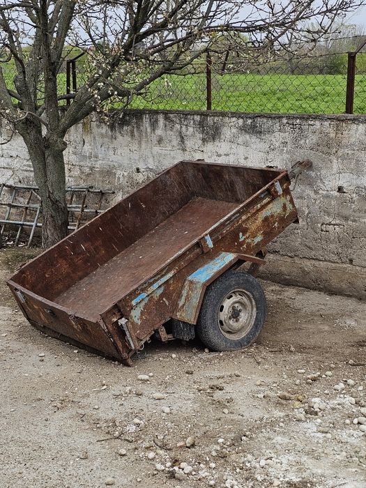 Неригистрирано Автомобилно Българско ремърке в движение
