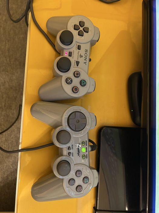 Ретро Лот: PlayStation 1 (PS1) SCPH-7502 + 2 Джойстика + 7 Оригинални Игри