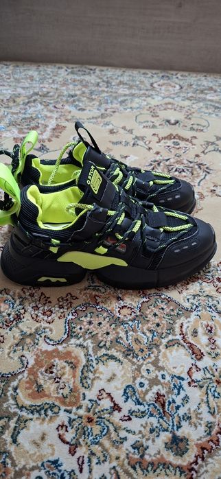 Продам женские кроссовки