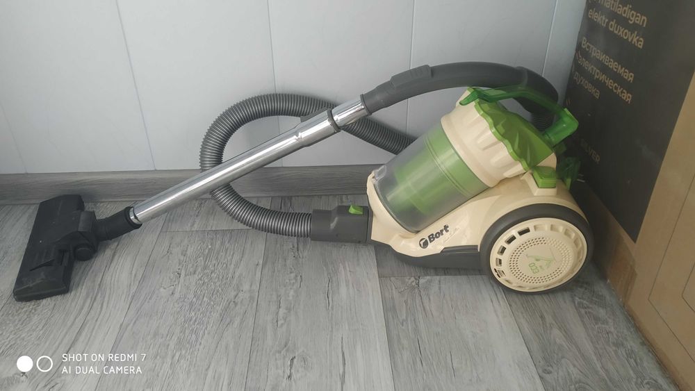Продаётся пылесос фирмы"Bort"в хорошем состоянии