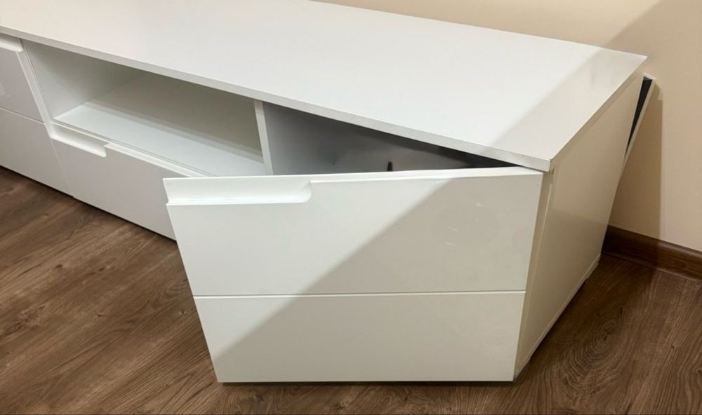 Телевизионен шкаф