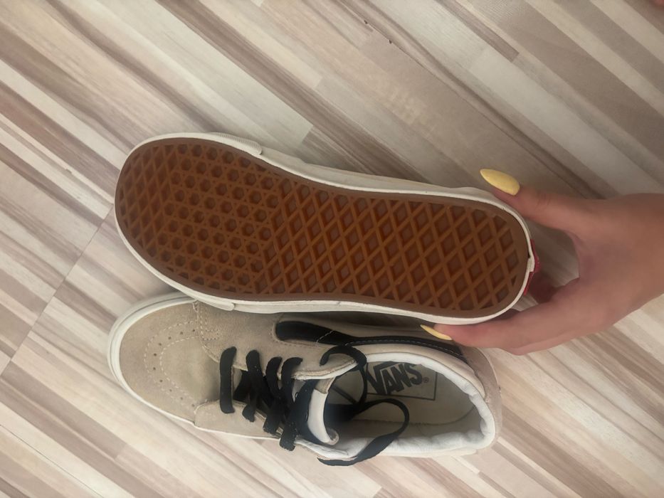 Два чифта обувки-Vans и Converse
