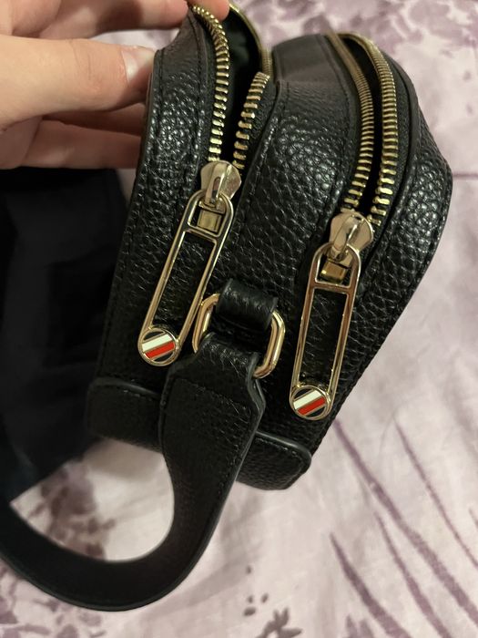 Тъмносиня чанта Tommy Hilfiger