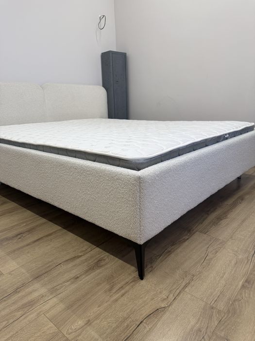 Кровать трендовая ткань букле