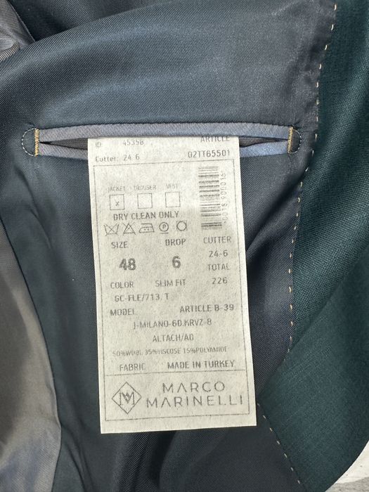 Продаётся Зелёный классический костюм