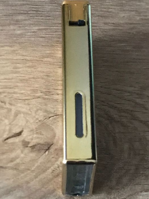 Златиста запалка  против вятър