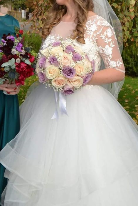 Rochie mireasă tip prințesă cu volane si aplicatii din dantela