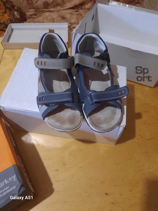 Здравей те продавам детски сандали ,крокита,и джапанки