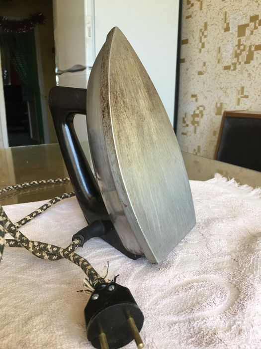 Утюг советского производства, в рабочем состоянии