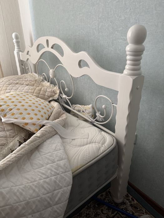 Кровать с матрасом