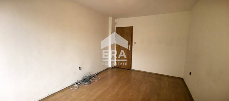Дава се под наем Тристаен апартамент в Варна, Базар Левски - 120 кв.м за 650 € - Снимка #4