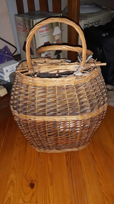 Продам плетенную корзину