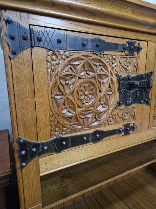 Старинен резбован шкаф с метален обков