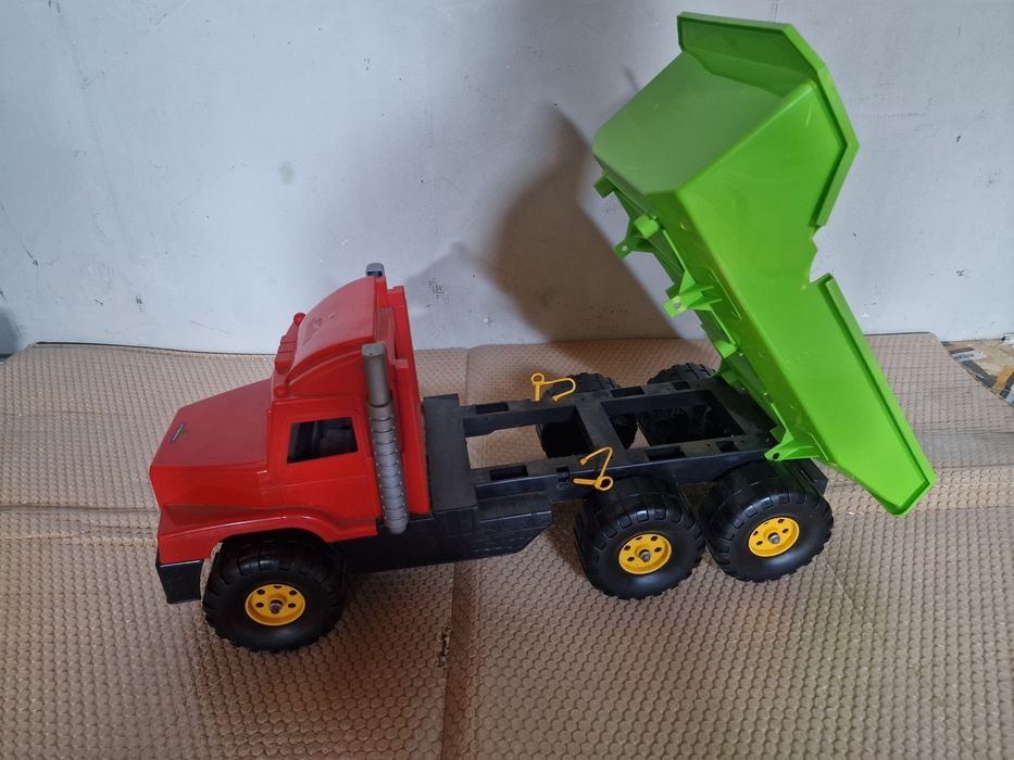 Camion de jucarie cu bena basculabila