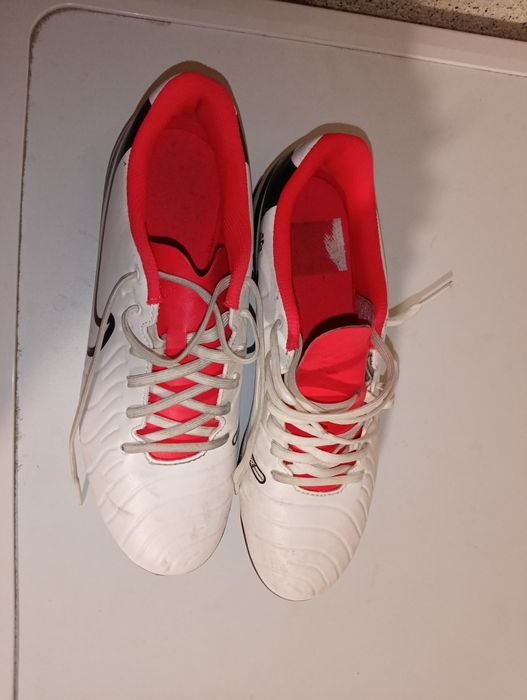 Продавам бутонки за футбол