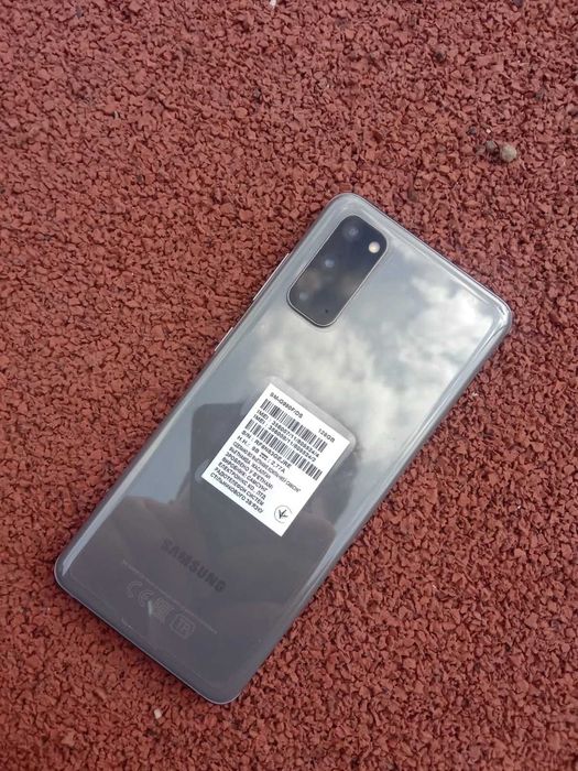 Продаю телефон Samsung S20
