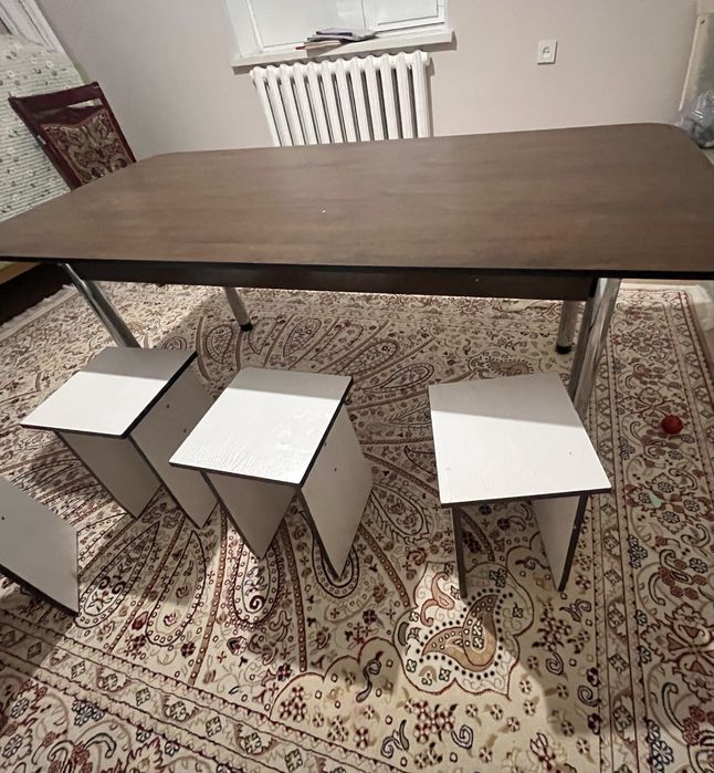 Кухонный стол со стульями