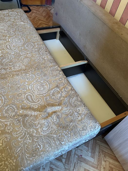 Диван с двумя подушками