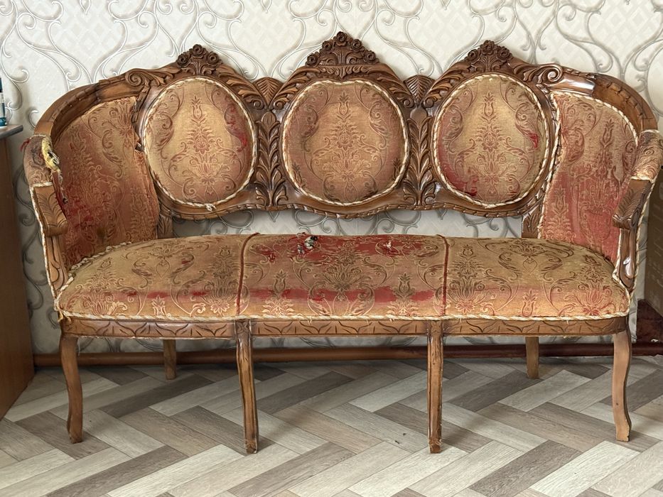 Продам винтажный диван,четыре кресла