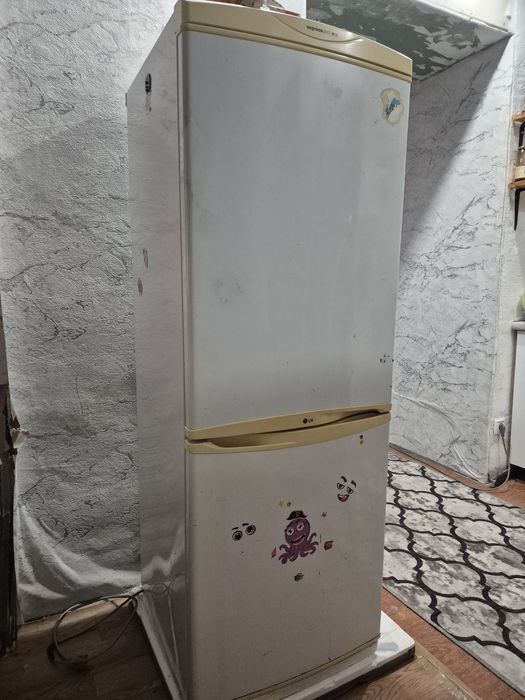 Холодильник LG рабочем состоянии