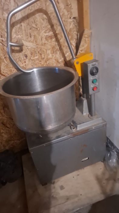 Продам  б/у тесто мес на 25кг и формы для хлеба