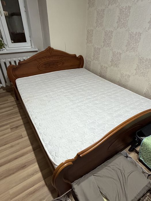 Двухспальная кровать с матрасом