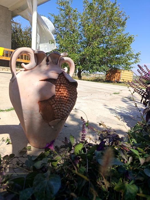 Qo'l mehnati asosida yasalgan kulolchilik buyumi.