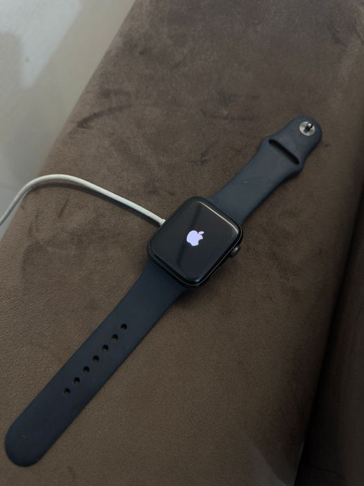 Смарт часы Apple Watch SE GPS,