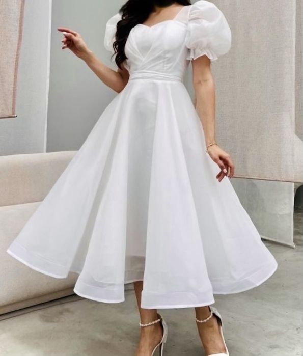 Красивое,пышное белое платье.