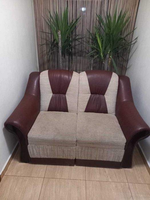 Vând 2 fotolii din lemn și material textil, românești