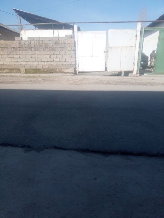 жумабазар аул шукрана кошесы 19 уи  uy sotiladi 3 xona zabor bilan ora