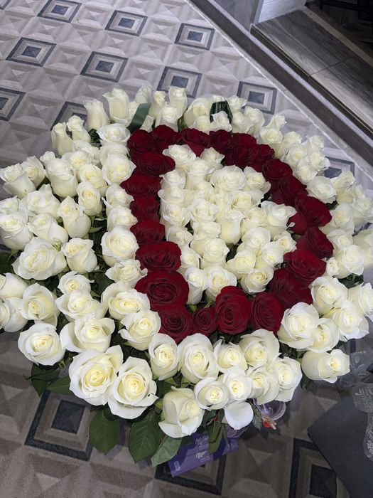 Корзина роз с буквой D.