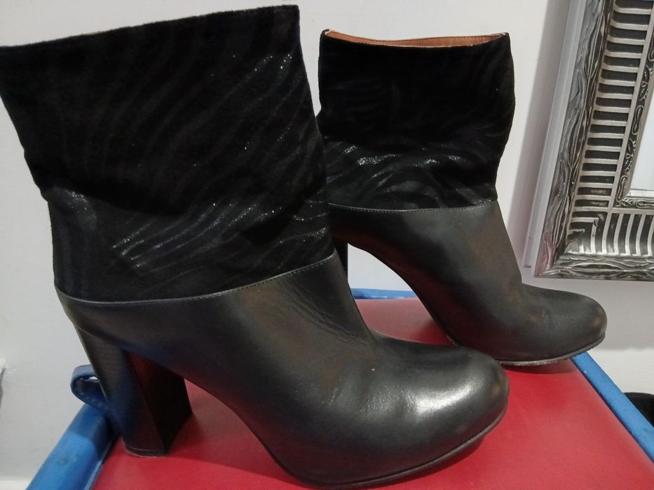 Ghete de dama din piele naturala marimea 38 in stare perfecta.
Nu au n