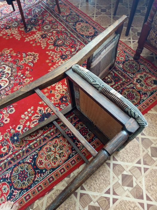 Стул темное дерево, обшивка ткань