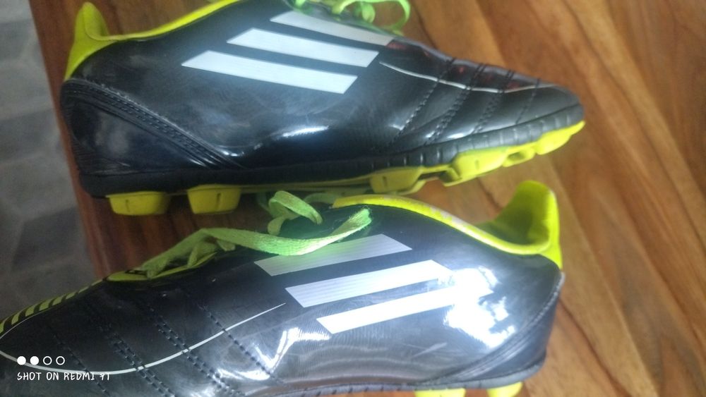 Футболни обувки Адидас