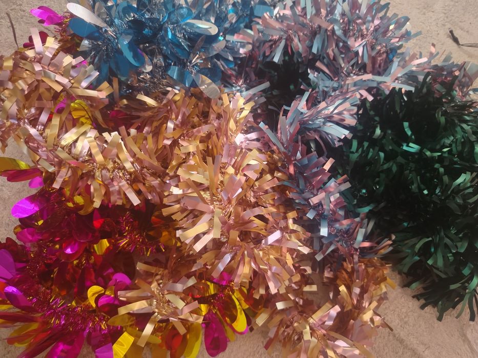 Продам елку с игрушками и гирляндами