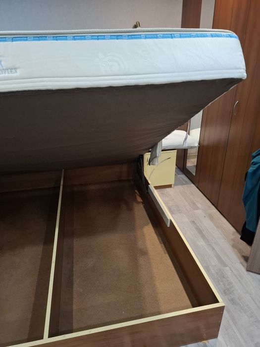 Спалня с матрак +гардероб