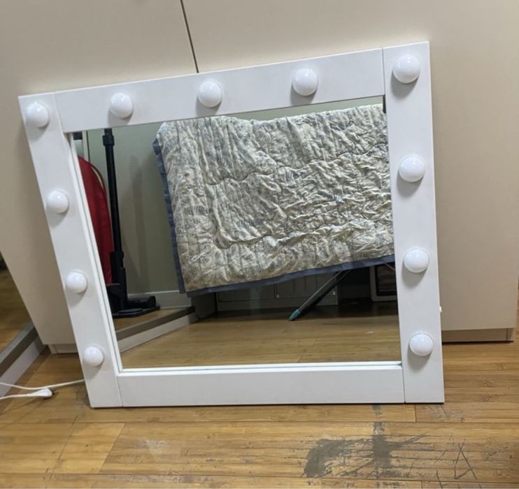 Зеркало с лампочками