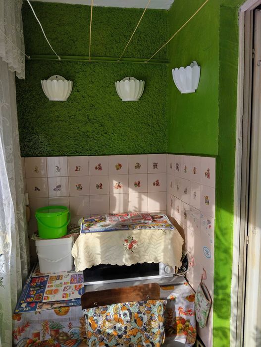 Продава разширена , вътрешна гарсонера