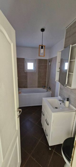 Închiriez apartament 3 camere, 2 băi, 2 balcoane, Focșani.