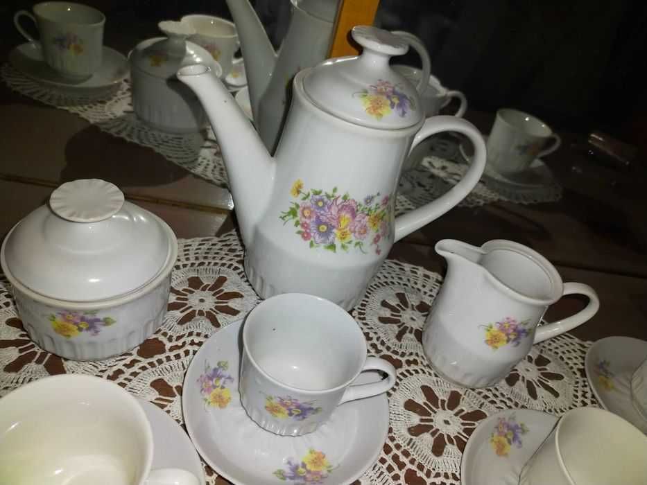 Set porțelan ceșcuțe ceainic și zahărniță