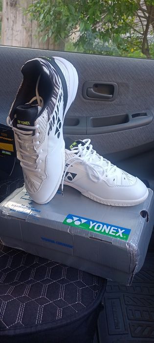 Продам кроссовки Yonex